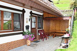 Der Eingang zu unserer Ferienwohnung mit überdachtem Freisitz.