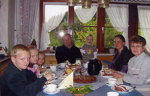 Gemütlicher Kaffee mit leckerer Schwarzwälderkirschtorte